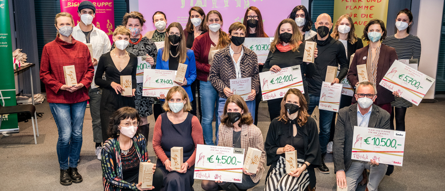 Lächelnde Gesichter hinter den Masken: Im Rahmen der Initiative FrauTIROLER flossen 200.000 Euro an Kinder- und Frauenprojekte. Bildnachweis: TIROLER/Hohlrieder