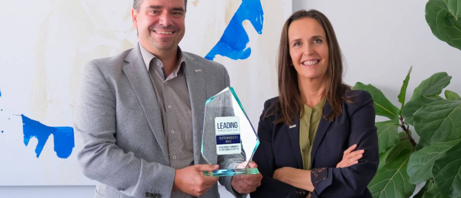 Martin Außerer und Jane Platter mit dem Leading employer Award