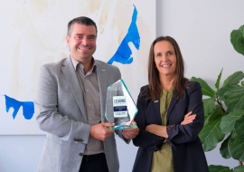 Martin Außerer und Jane Platter mit dem Leading employer Award