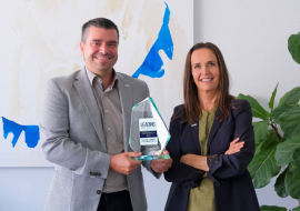 Martin Außerer und Jane Platter mit dem Leading Employer Award