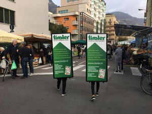 Wandelnde Plakate sorgen für Aufsehen